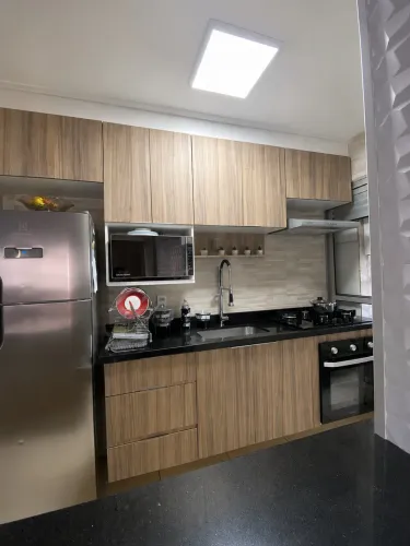 Armário planejado de cozinha com mármore e balcão.