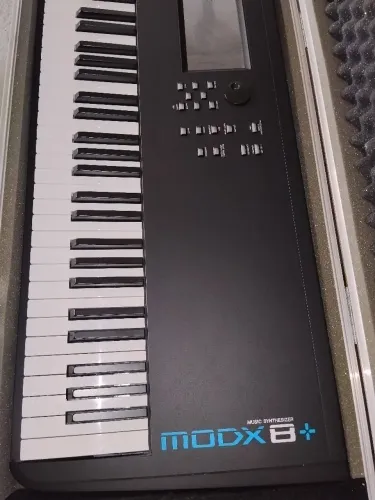 Teclado Yamaha MODX 8 Plus Leia descrição