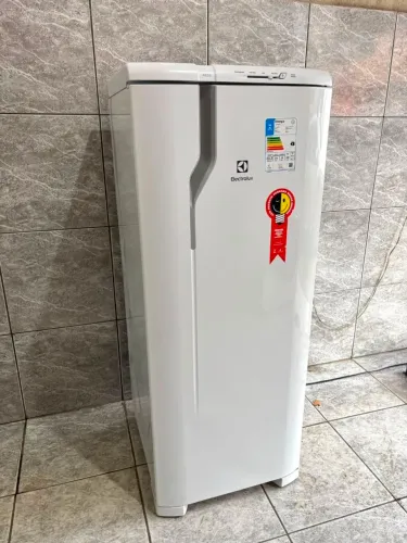 GELADEIRA ELECTROLUX NOVA 240 LITROS