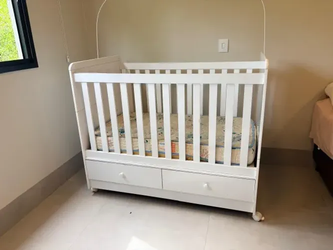 Berço infantil com gavetas e ajuste de altura