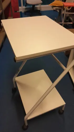 Mesa auxiliar hospitalar/clínica com rodízios