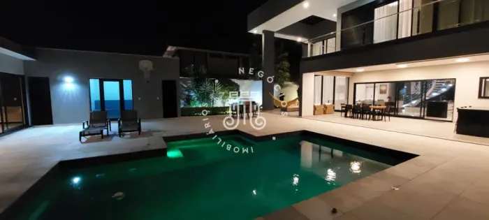 CASA À VENDA COM 04 SUÍTES LOCALIZADA NO CONDOMÍNIO QUINTA DAS PALMEIRAS EM JUNDIAÍ-SP.