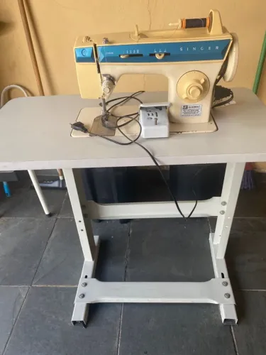 Máquina de Costura Singer Facilita 288 com Mesa