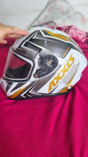 Capacete da marca Axxis em perfeito estado de uso