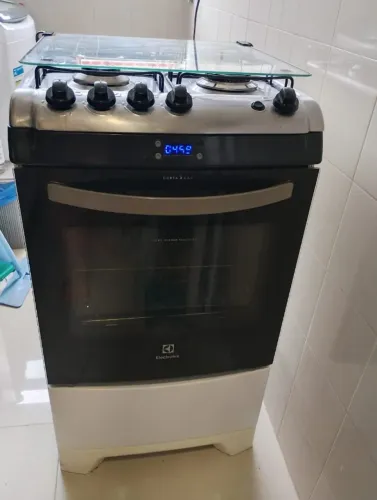 Vendo fogão Eletrolux 4 bocas, usado e em bom estado geral.
