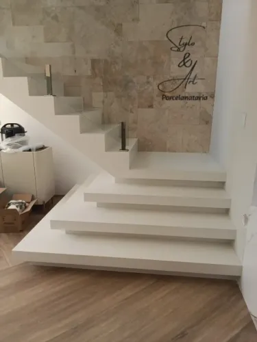 Escada Projetada em Porcelanato