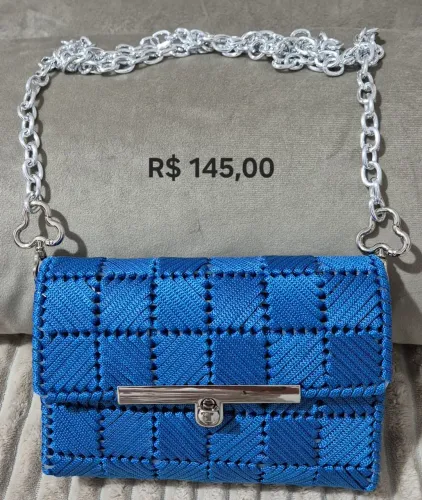 Bolsa azul bordada em tela