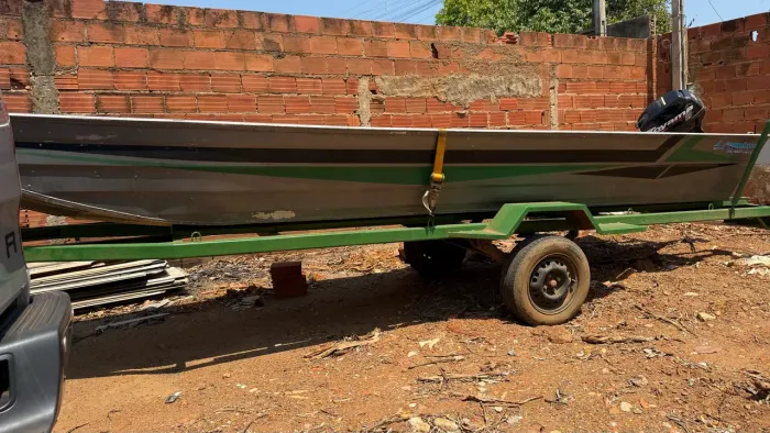 VENDO CANOA COM MOTOR DE 15 TOYAMA
