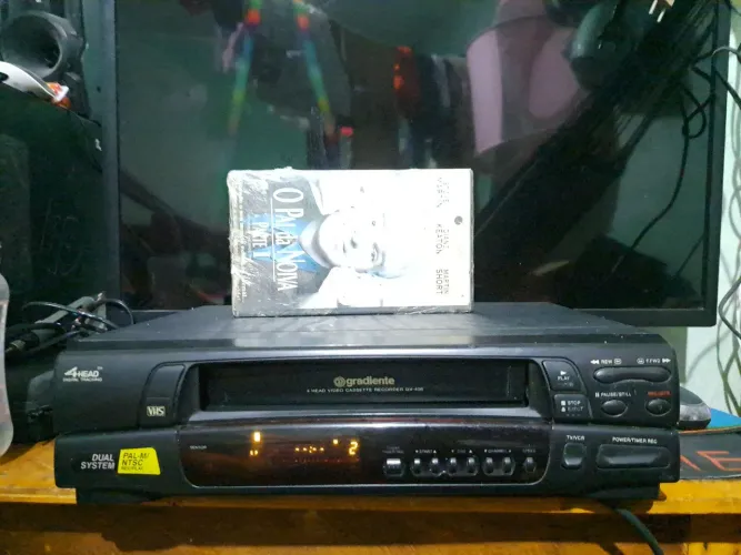 Vendo esse vídeo cassete vai com fita vhs