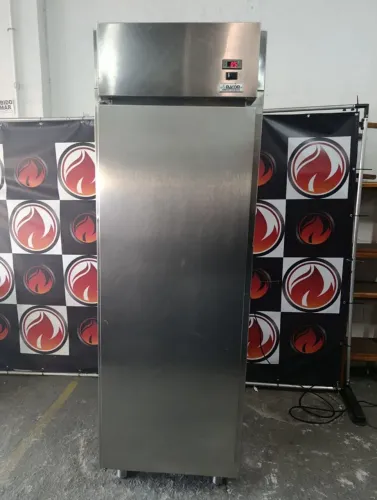 Geladeira industrial toda no aço inox marca MACOM 220 volts funcionando