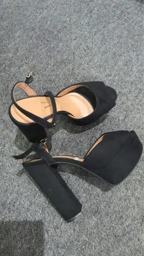 Salto preto elegante