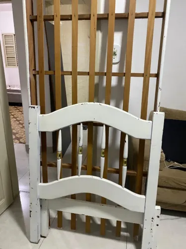 Cama branca de madeira retrô