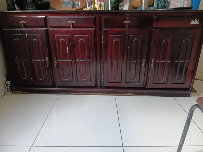 Vendo peça antiga medindo 2mt de largura e 85cm de altura,4 portas e 4 gavetas.