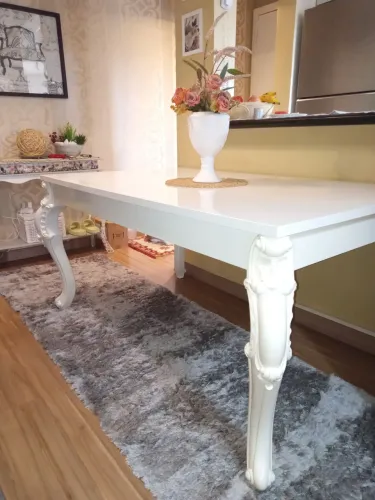 Mesa turca provençal laqueada (Linda).