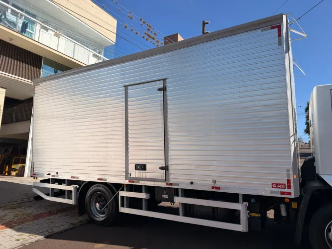 Baú furgão em alumínio para caminhão toco ou truck (muito novo, estado de zero)