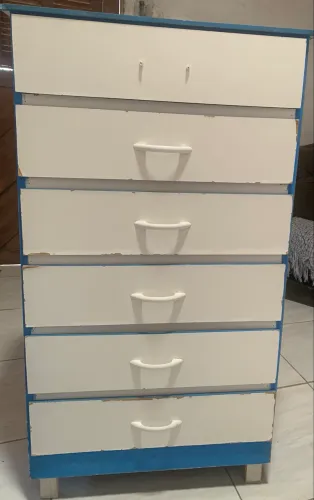 Vendo cômoda seis gavetas com poucas marcas de uso.