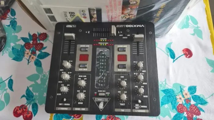Mixer DJ 2 Canais USB - Behringer VMX100USB - Completo na caixa