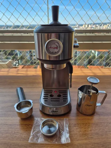 Cafeteira Espresso Oster Compacta