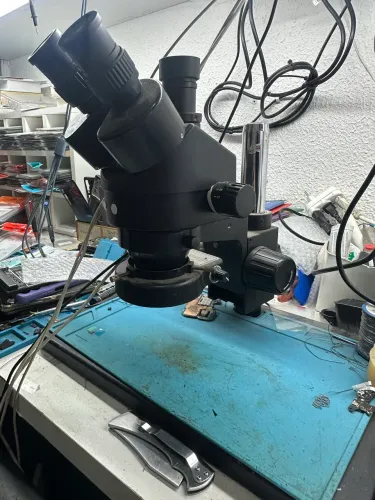 Microscópio trinocular
