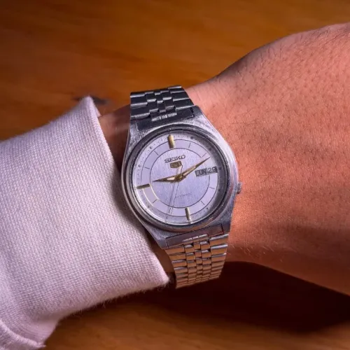 Seiko 5 * Vintage 1981 Automático - Mostrador Cinza 37mm - PF10