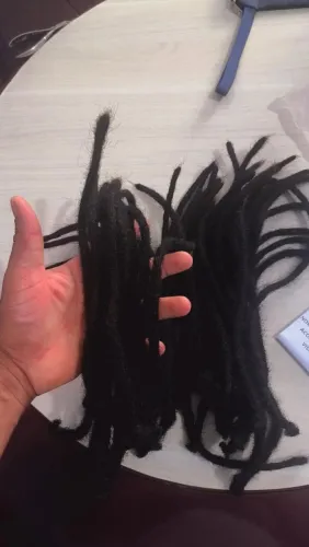 45 dreads em perfeito estado o tamanho varia entre 30 A 35 centímetros obs: cabelo humano 