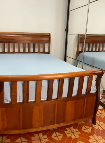 Vendo cama Queen de madeira maçiça