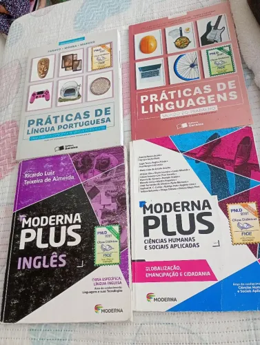 Livros escolares- Moderna e Saraiva
