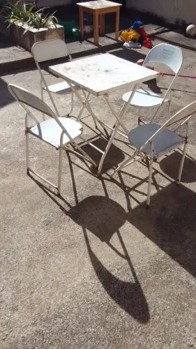 mesa de ferro com cadeiras