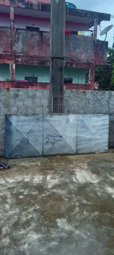 Portão de ferro 2,33x 2,64. Em bom estado 