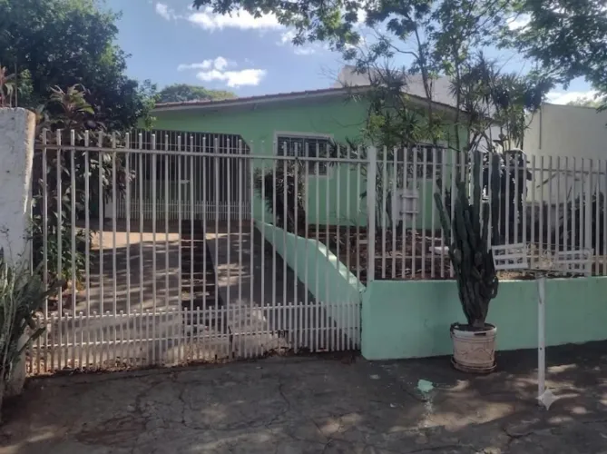 Casa de esquina com sobra de terreno- Excelente oportunidade de investimento - Jd Itaipu