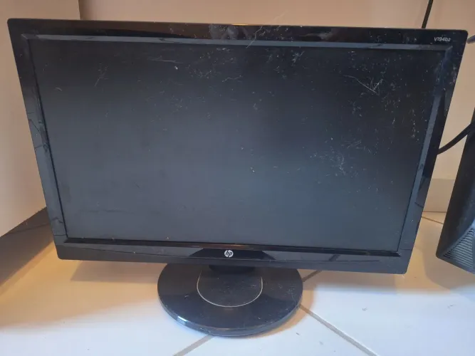 Monitor HP 18.5" V194bz + Cabo de Força + Cabo VGA + Adaptador HDMI