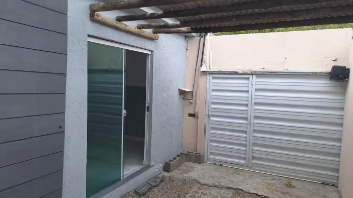 Casa com 2/4, sendo 1 suíte, garagem, portão eletrônico e cerca elétrica.