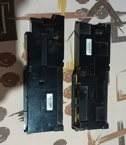 PlayStation 4 - 2 fontes de ps4 (leia a descrição)