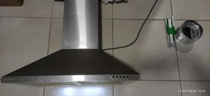 Coifa Cadence Tradizionale 60x43cm usada em funcionamento como exaustor ou depurador