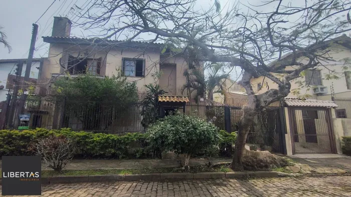 Sobrado com 3 dormitórios com suíte e 2 vagas de garagem !
