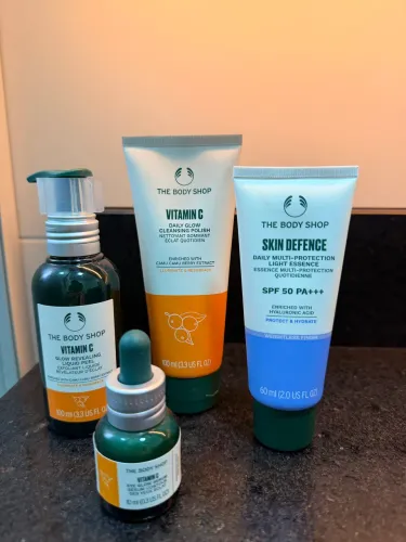 Kit Skin Care Vitamina C | The body Shop (Peeling, serum, gel de limpeza e protetor) 