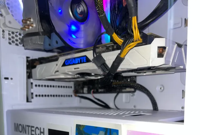 GTX 1080 Ti 11gb Gigabyte 3 fans branca