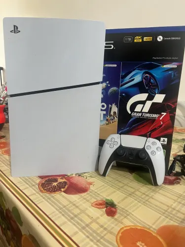 PS5 Slim 1TB Mídia digital + 1 controle DualSense seminovo apenas 3 meses de uso 