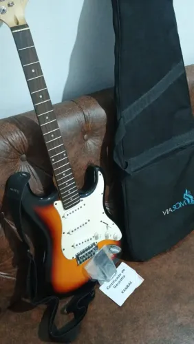 Guitarra + Estojo + correia + chave p/ regulagem
