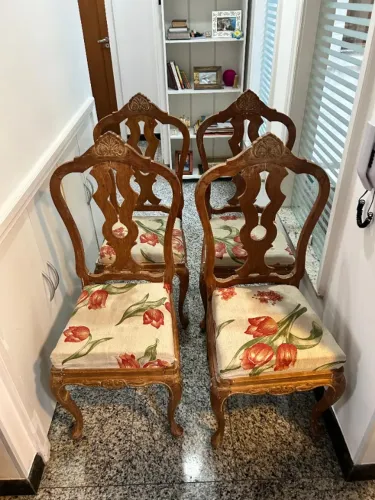 Conjunto de 4 cadeiras em madeira com estofado floral