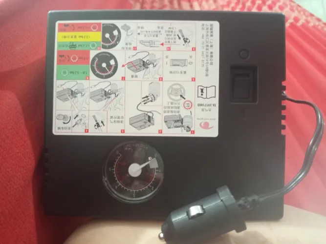 mini compressor de ar portátil de 12V. E um selante de pneu automotivo