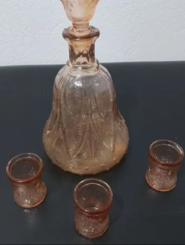 Licoreira Antiga Vidro Rosa Dama Com 3 Copos Anos 50