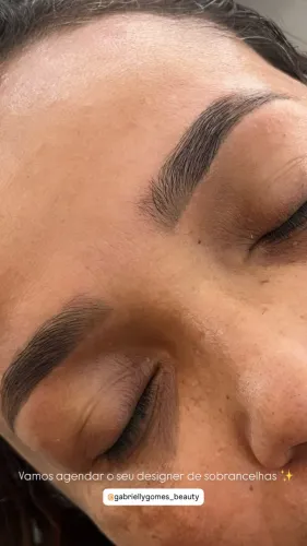 Vaga para designer de sobrancelhas