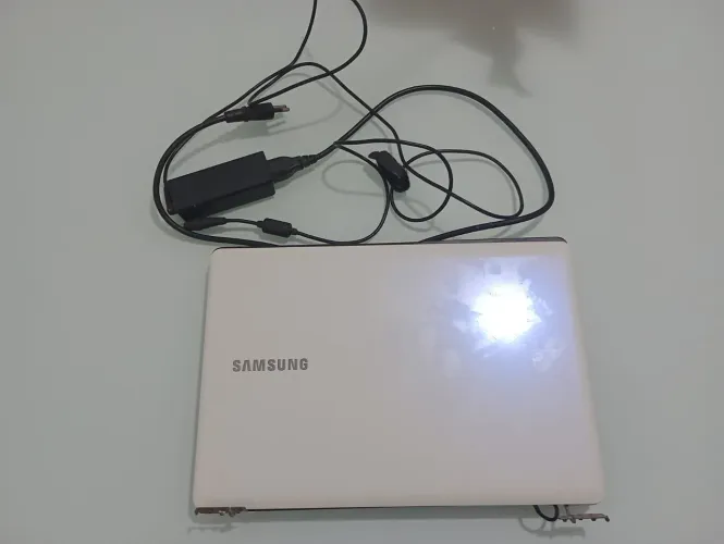 Vendo notebook Samsung para retiradas de peças porém funcionando 