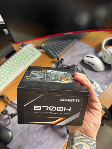 Fonte Gigabyte 700w 80 plus bronze