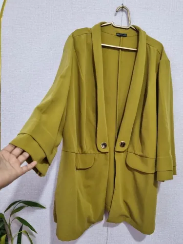 blazer maxi plus mostarda botões dourados