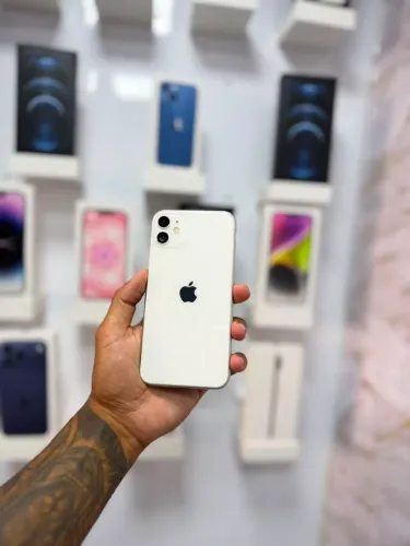 IPHONE 11 128GB<br>R$ 999<br>TELA NOVA<br>PROMOÇÃO