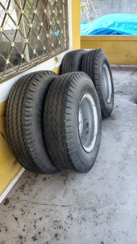4 PNEUS 900/20 COM RODAS 10 FUROS