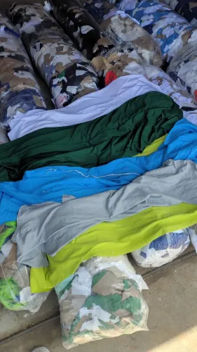 Sacos de retalhos cores e tamanhos sortidos 