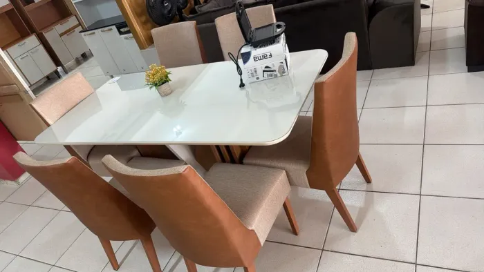 Mesa de vidro pé de madeira